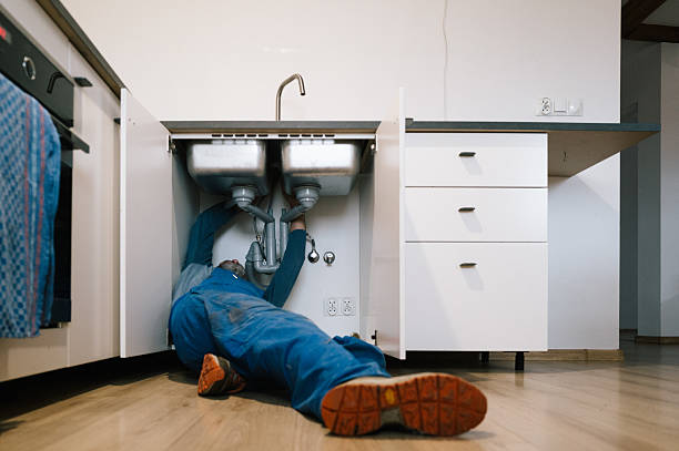 Professional Emergency Plumber technician working in Warren, IN